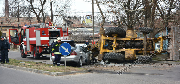Мерцедес преобърна багер