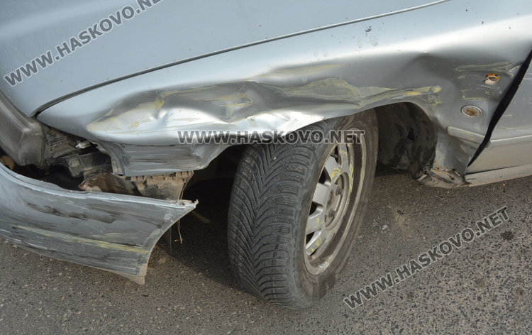 Такси се разби в Ауди до „Лебеда“, шофьорът в болница