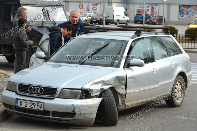 Такси се разби в Ауди до „Лебеда“, шофьорът в болница