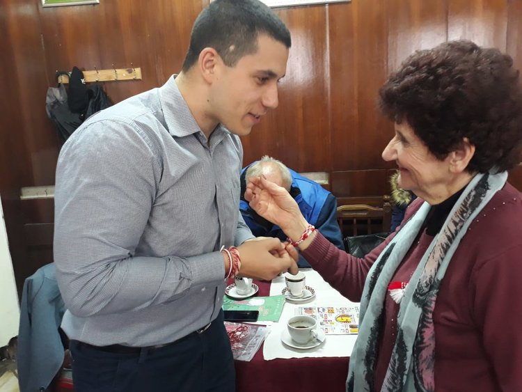 Млади сърца от МГЕРБ закичиха с мартеници пенсионерите от клуб "Млади сърца"