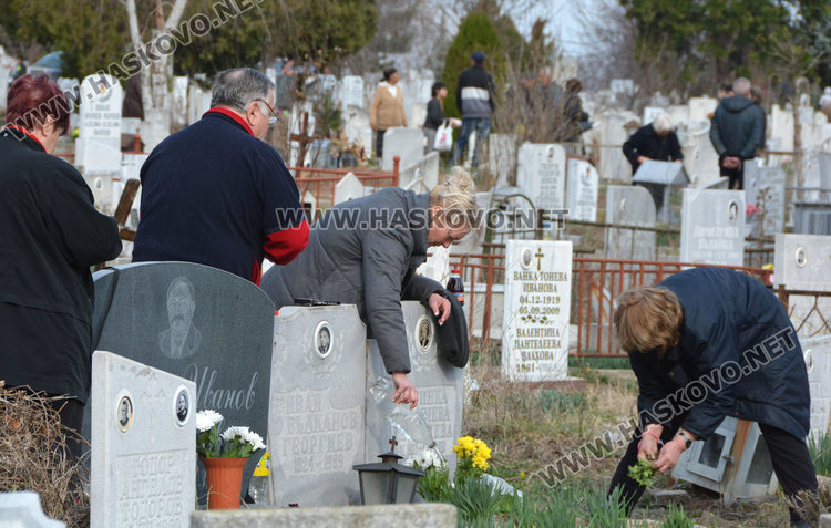 Хасковлии почетоха мъртвите на Задушница