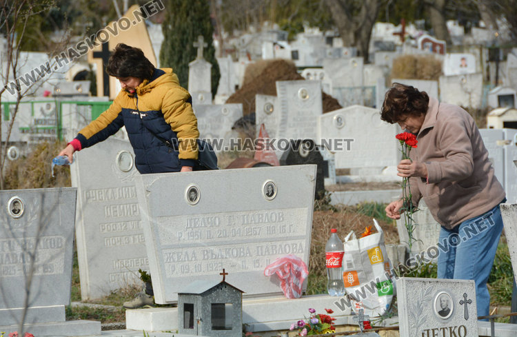 Хасковлии почетоха мъртвите на Задушница