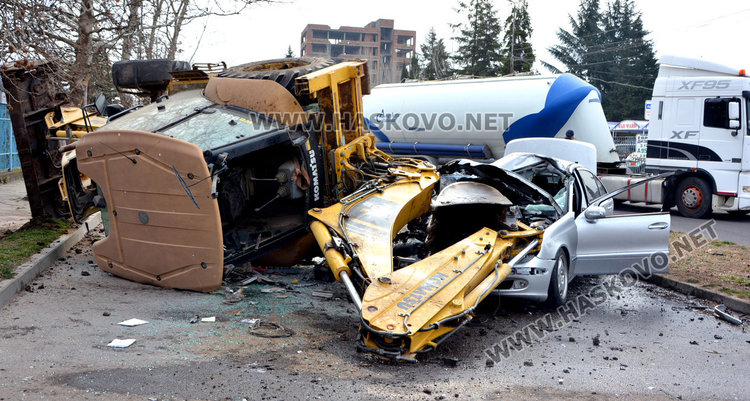 Мерцедес преобърна багер