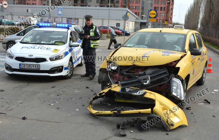 Такси се разби в Ауди до „Лебеда“, шофьорът в болница