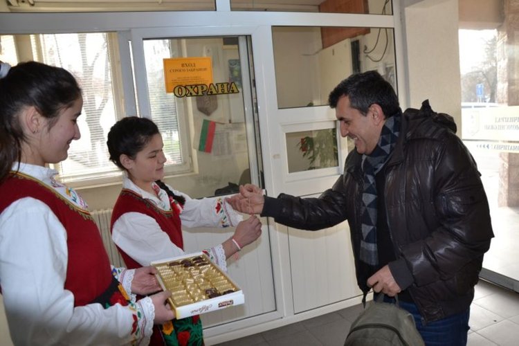 С мартеници бяха закичвани посетители и служители на община Момчилград