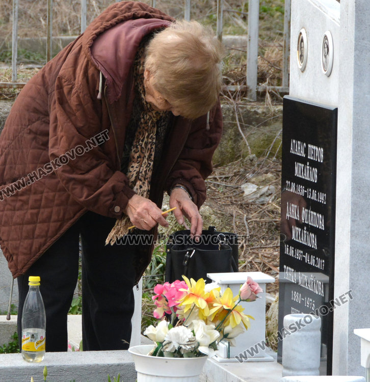 Хасковлии почетоха мъртвите на Задушница