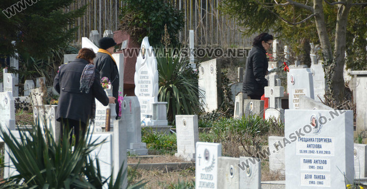 Хасковлии почетоха мъртвите на Задушница