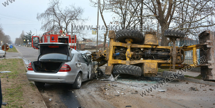 Мерцедес преобърна багер