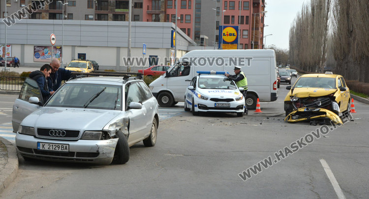 Такси се разби в Ауди до „Лебеда“, шофьорът в болница