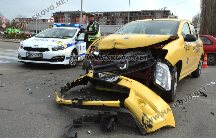Такси се разби в Ауди до „Лебеда“, шофьорът в болница