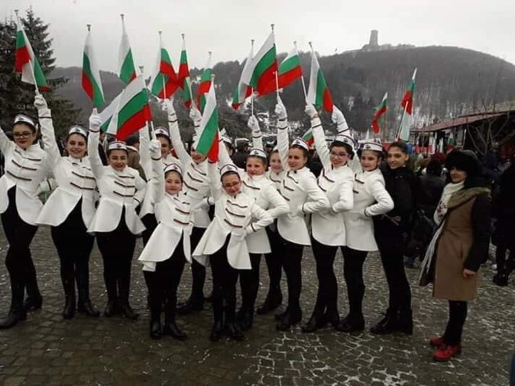 Мажоретки от Хасково участваха в тържествата на връх Шипка