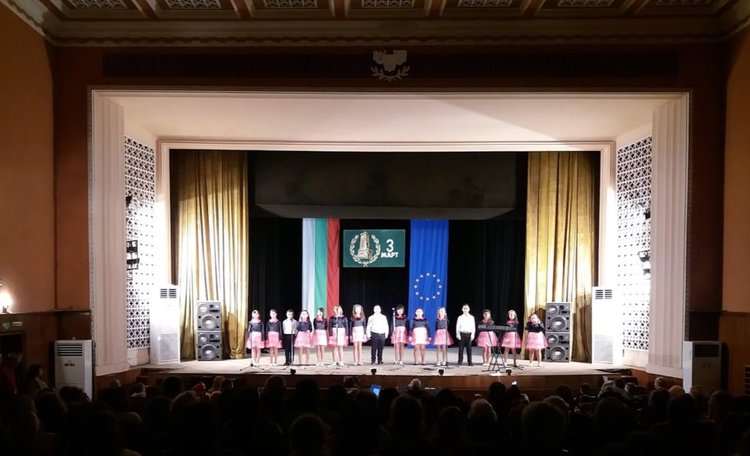 Издигнаха националния трибагреник в Първомай