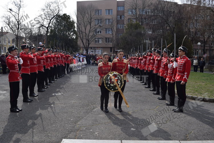 Кърджалийци положиха венци пред монумента на Руския воин, гвардейци отдадоха почит