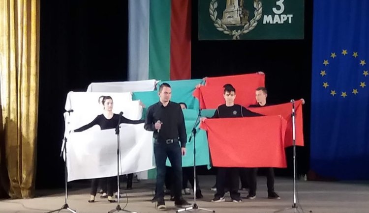 Издигнаха националния трибагреник в Първомай