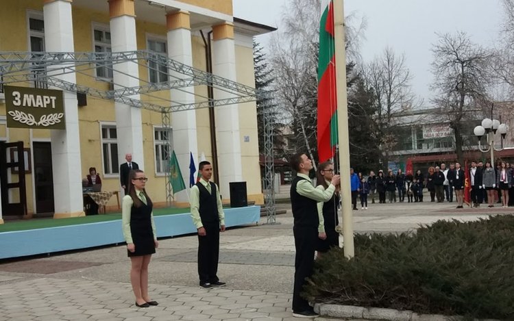Издигнаха националния трибагреник в Първомай