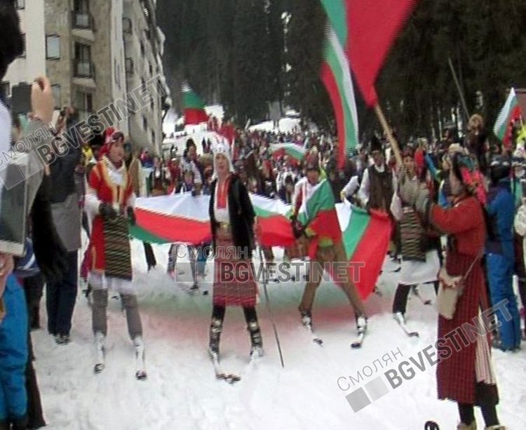 Над 700 души с носии и знамена се спуснаха от кулата "Снежанка" за 3 март