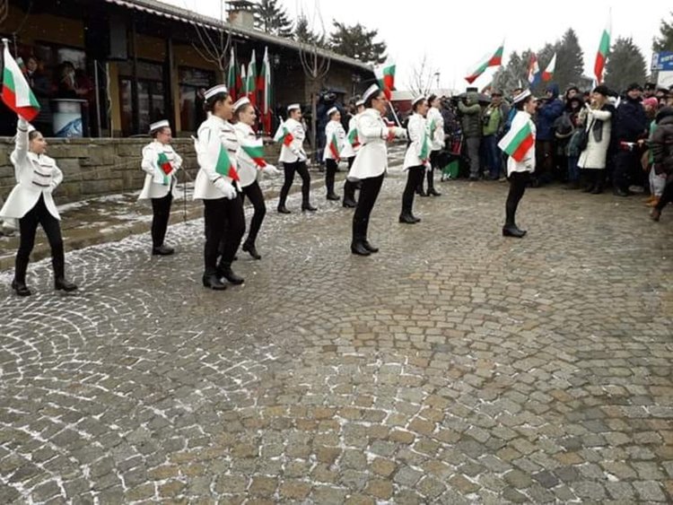 Мажоретки от Хасково участваха в тържествата на връх Шипка