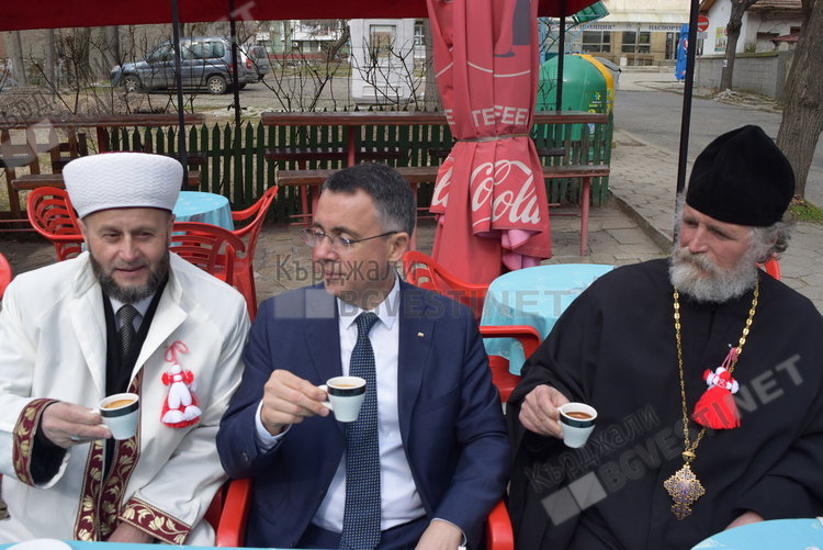 Петнадесет години без прекъсване в Кърджали  кмет, поп и мюфтия си пият Третомартенското кафе при даскала