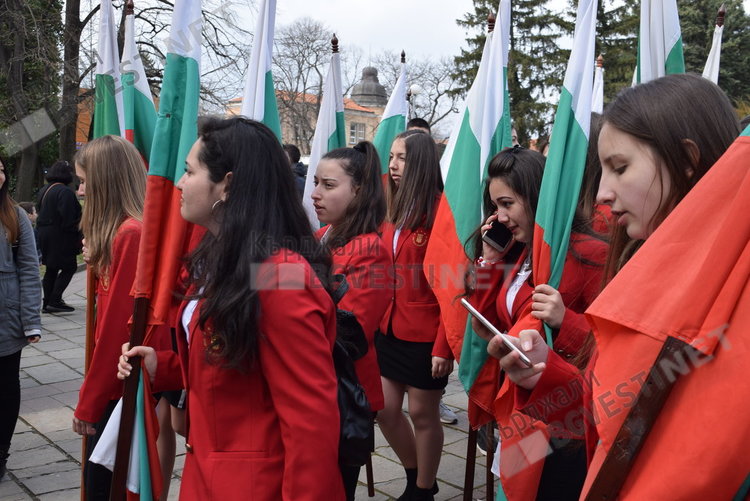 Хиляди кърджалийци излязоха да празнуват Трети март, стълпотворение в Градската градина