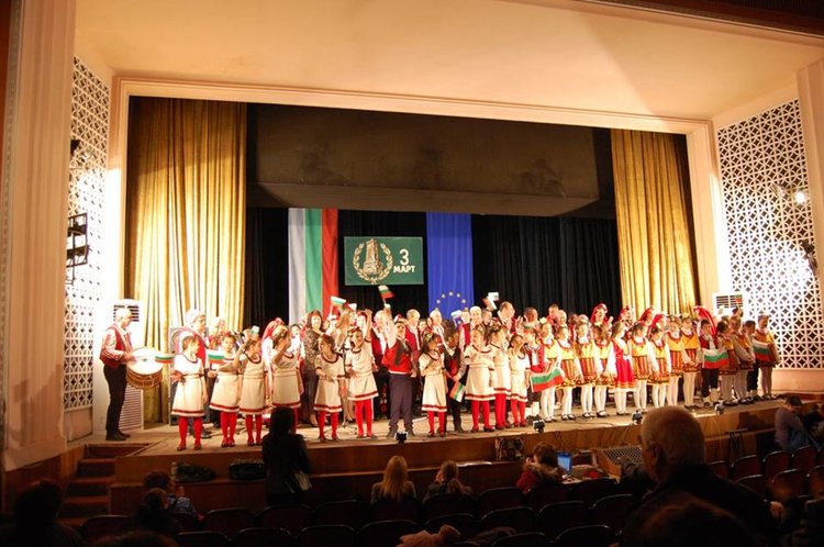 Издигнаха националния трибагреник в Първомай