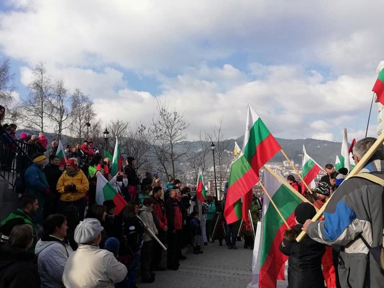 Шествия, спускания на ски със знамена, възстановки и заря за националния празник