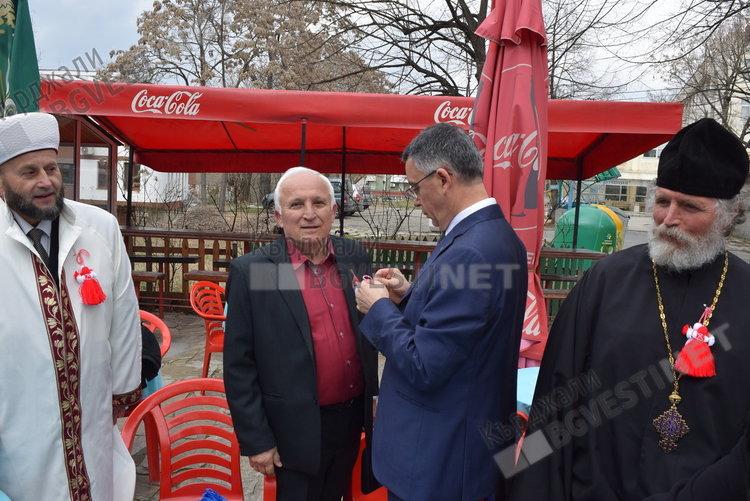 Петнадесет години без прекъсване в Кърджали  кмет, поп и мюфтия си пият Третомартенското кафе при даскала