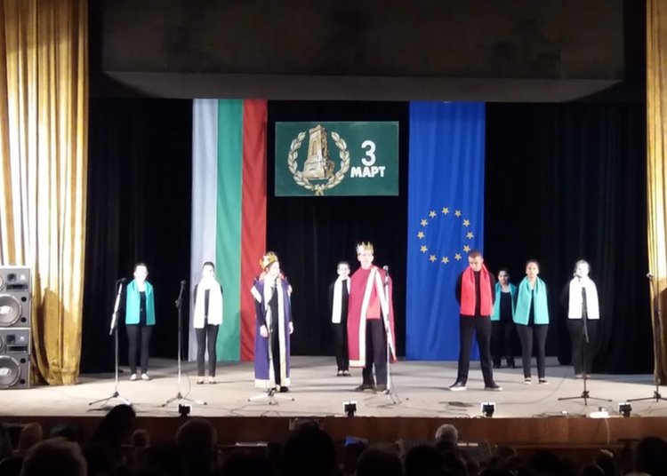 Издигнаха националния трибагреник в Първомай