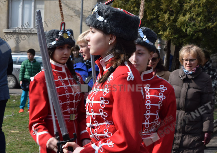 Кърджалийци положиха венци пред монумента на Руския воин, гвардейци отдадоха почит