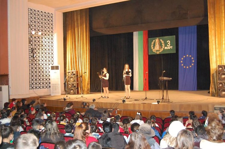 Издигнаха националния трибагреник в Първомай