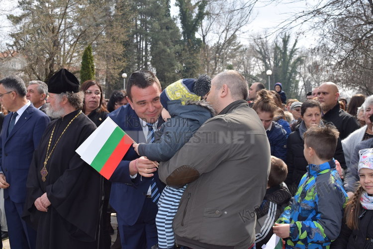 Хиляди кърджалийци излязоха да празнуват Трети март, стълпотворение в Градската градина