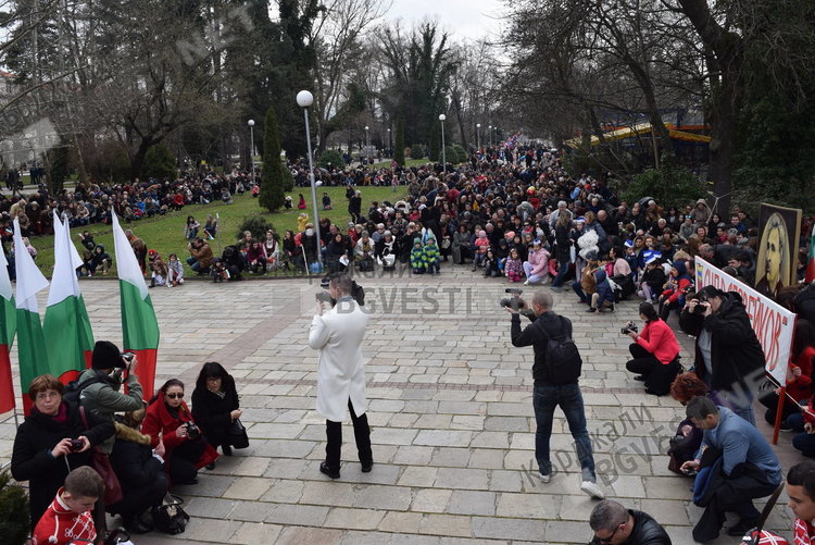 Хиляди кърджалийци излязоха да празнуват Трети март, стълпотворение в Градската градина