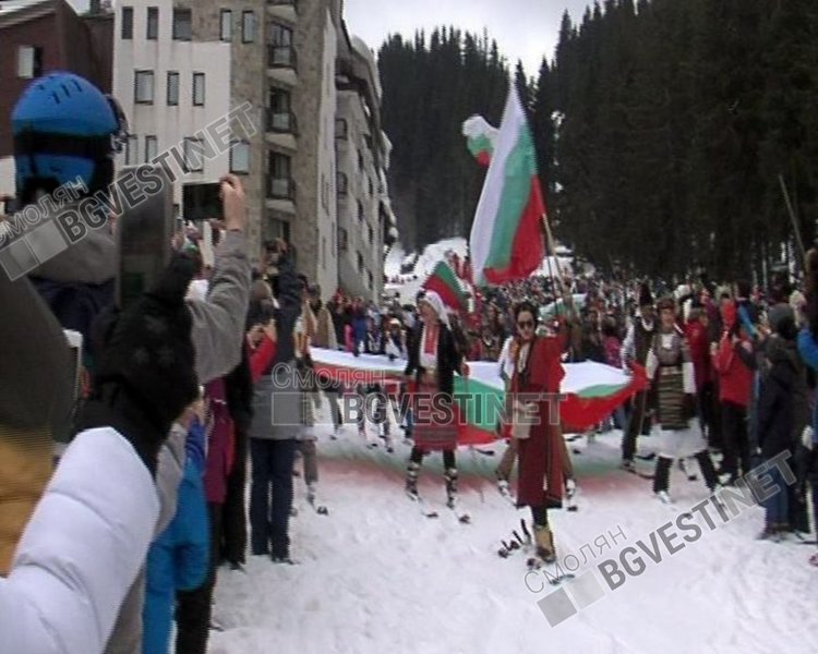 Над 700 души с носии и знамена се спуснаха от кулата "Снежанка" за 3 март