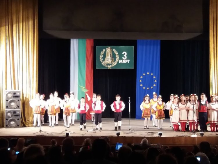 Издигнаха националния трибагреник в Първомай