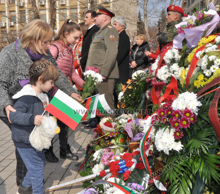 2000 знаменца и „Пробуждане с хоро“ в Хасково за Освобождението на България