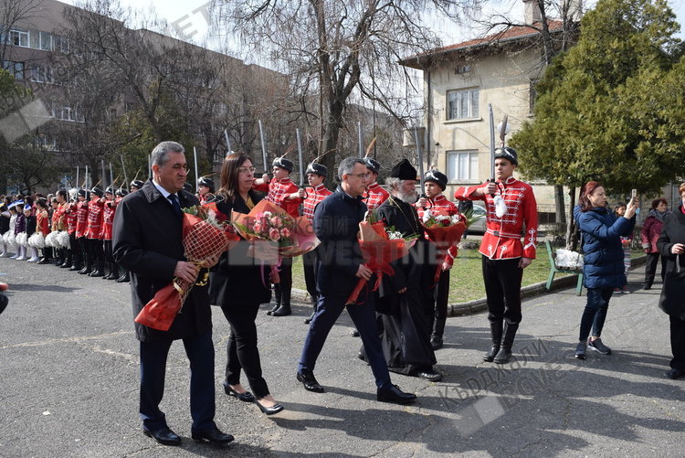 Кърджалийци положиха венци пред монумента на Руския воин, гвардейци отдадоха почит