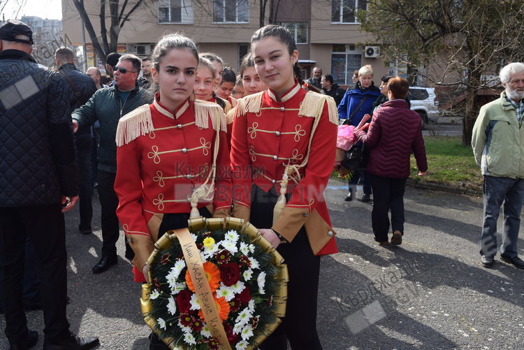 Кърджалийци положиха венци пред монумента на Руския воин, гвардейци отдадоха почит