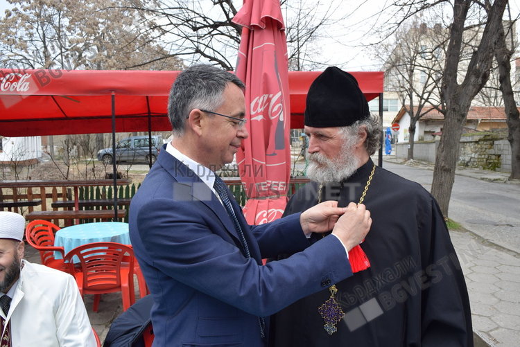 Петнадесет години без прекъсване в Кърджали  кмет, поп и мюфтия си пият Третомартенското кафе при даскала