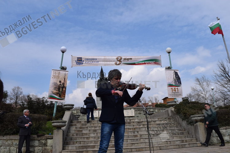 Хиляди кърджалийци излязоха да празнуват Трети март, стълпотворение в Градската градина