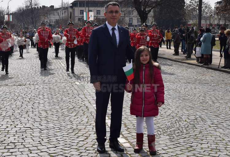 Хиляди кърджалийци излязоха да празнуват Трети март, стълпотворение в Градската градина