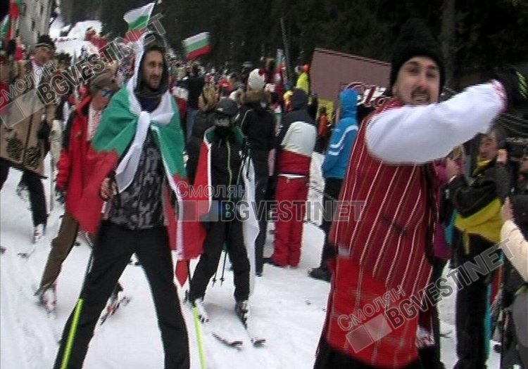 Над 700 души с носии и знамена се спуснаха от кулата "Снежанка" за 3 март
