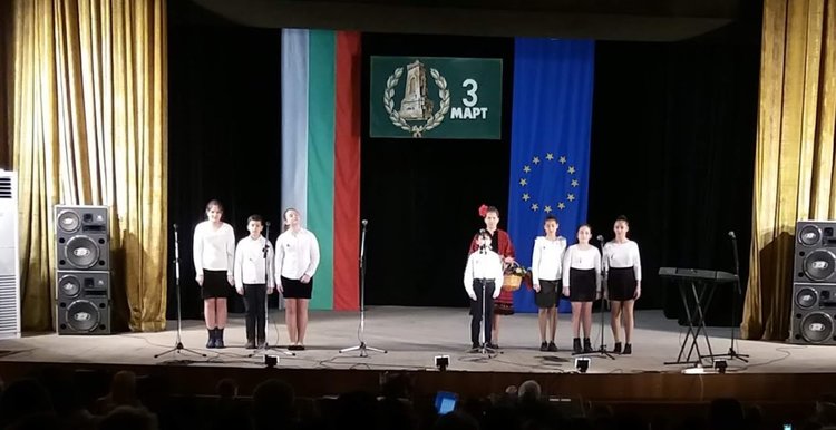 Издигнаха националния трибагреник в Първомай