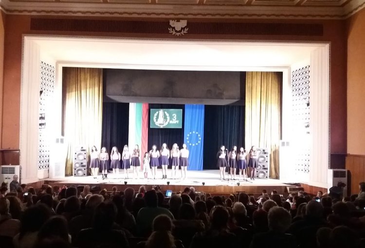 Издигнаха националния трибагреник в Първомай