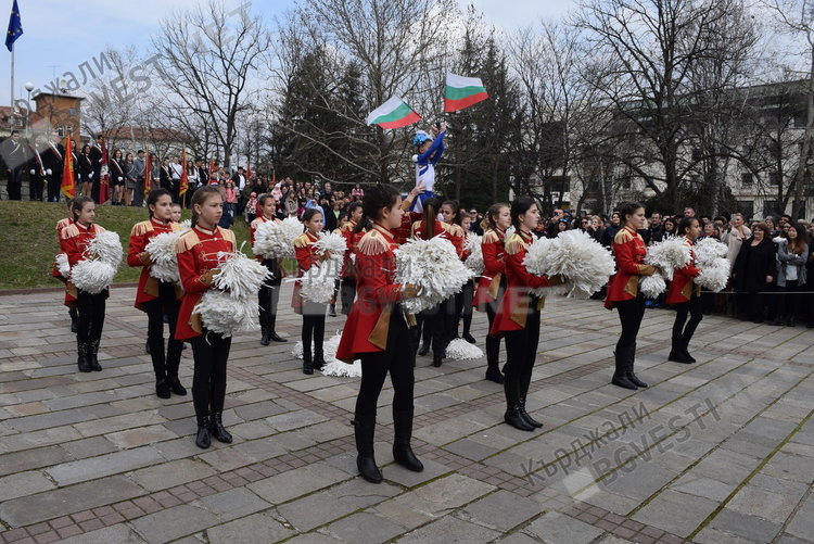Хиляди кърджалийци излязоха да празнуват Трети март, стълпотворение в Градската градина