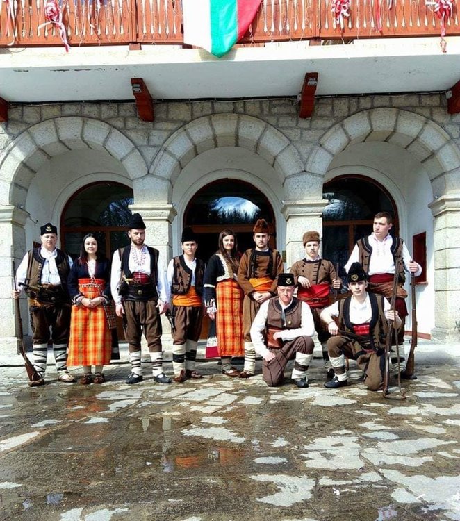 Шествия, спускания на ски със знамена, възстановки и заря за националния празник