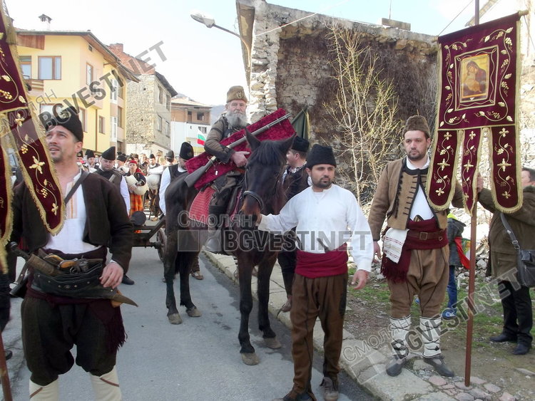 Шествия, спускания на ски със знамена, възстановки и заря за националния празник