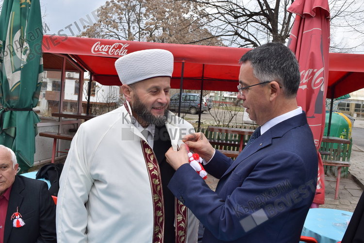 Петнадесет години без прекъсване в Кърджали  кмет, поп и мюфтия си пият Третомартенското кафе при даскала