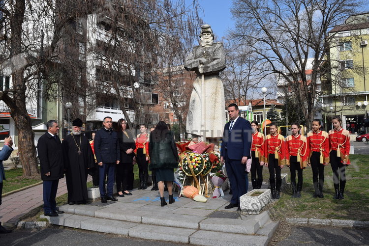 Кърджалийци положиха венци пред монумента на Руския воин, гвардейци отдадоха почит