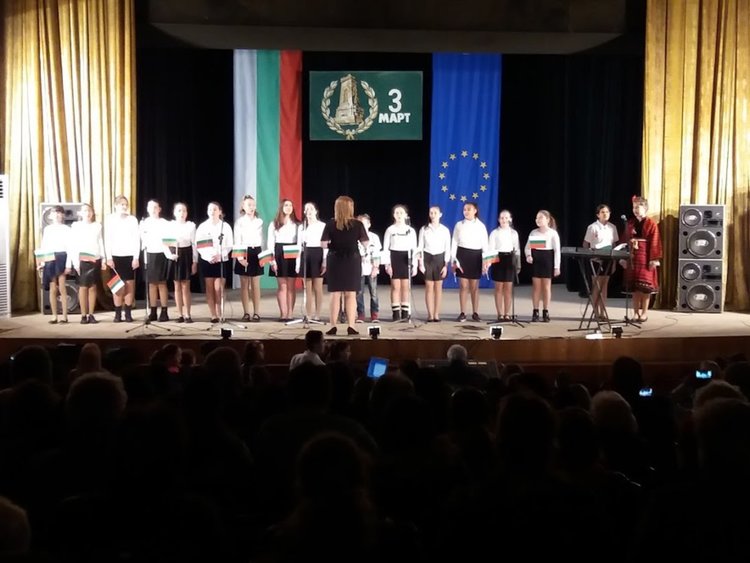 Издигнаха националния трибагреник в Първомай