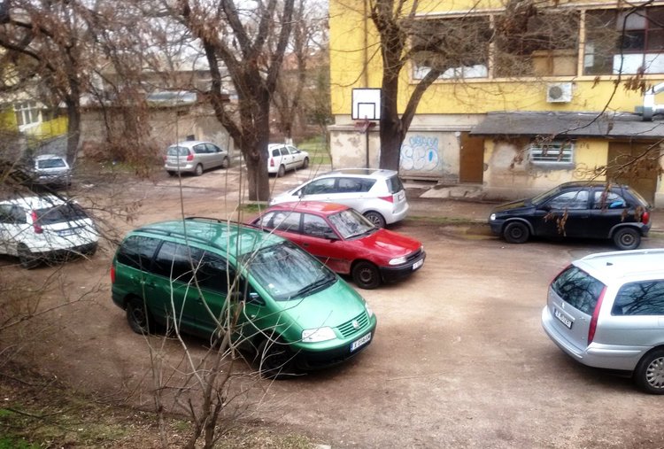 Хасковлия: шофьори паркират в детска площадка, на сантиметри от люлка