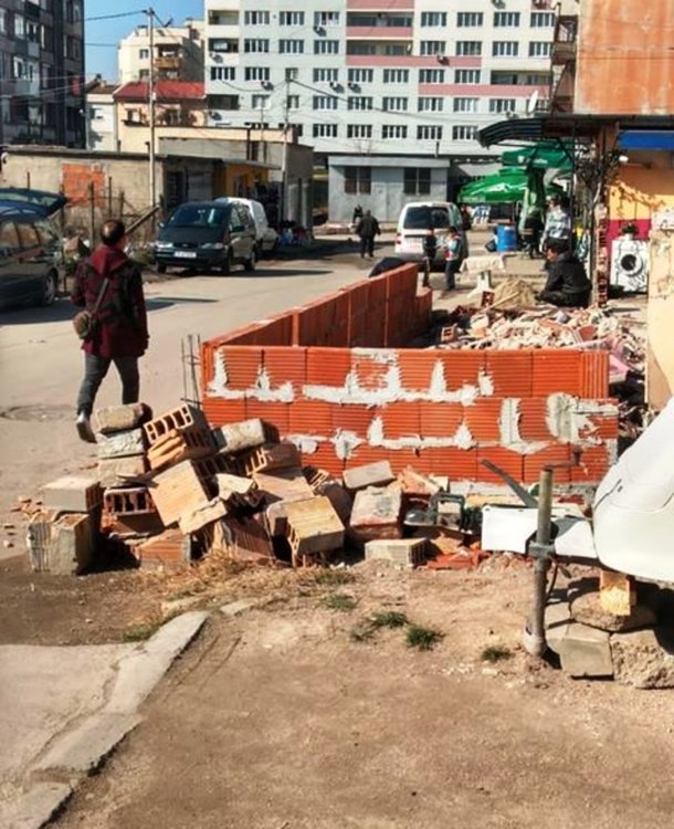 Читател сигнализира за нов строеж до улица без тротоар в Хасково